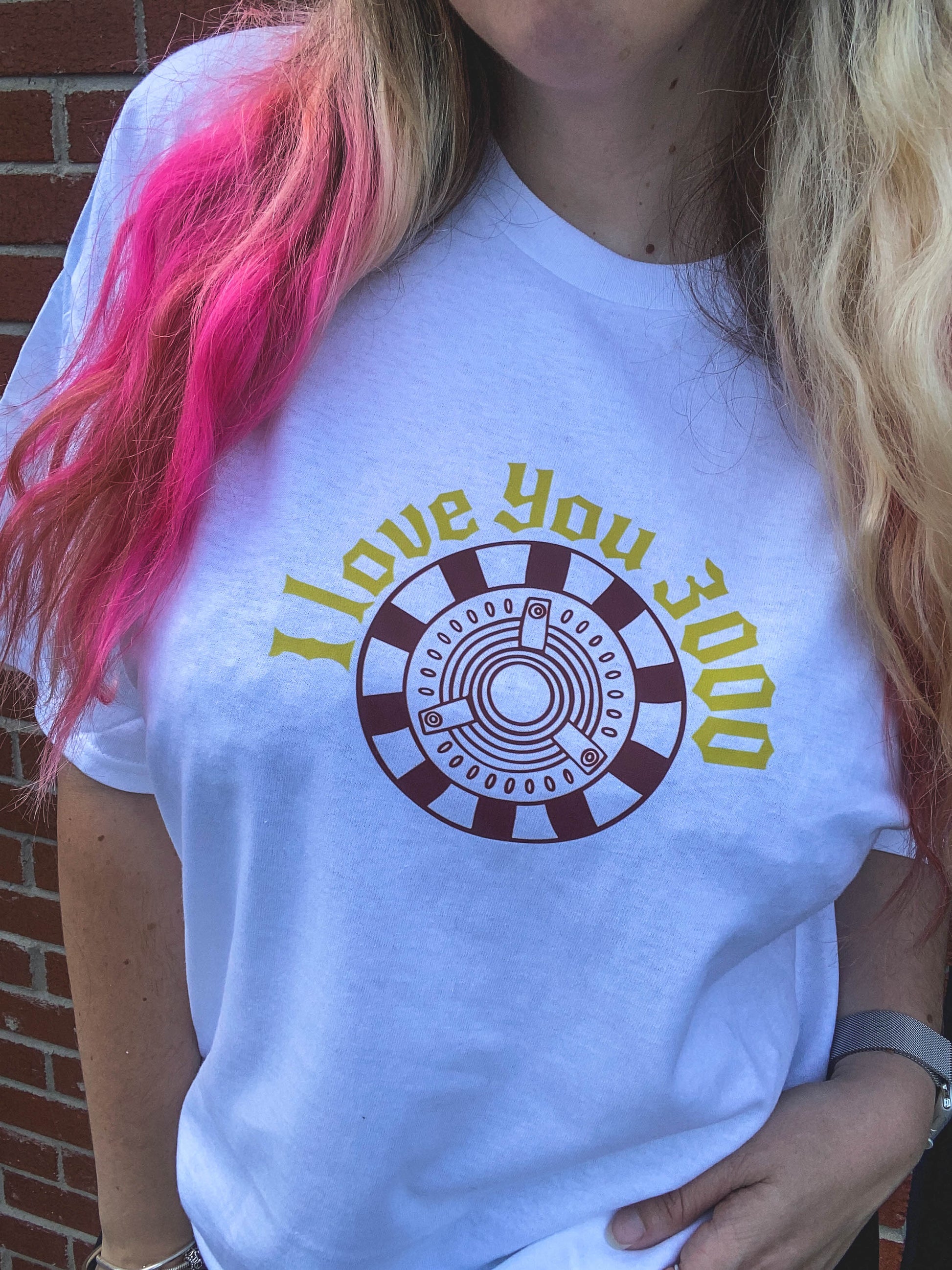 Chandail unisexe blanc avec design inspiré de l'Arc Reactor et la citation "I Love You 3000."